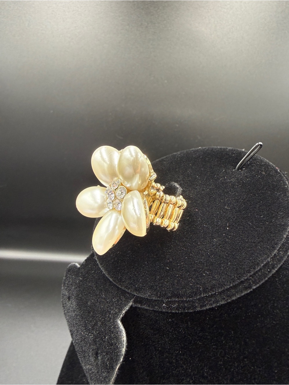 Gold Flower Pearl Cocktail Stretch Ring in White Pearls - Picture 8 of 8
